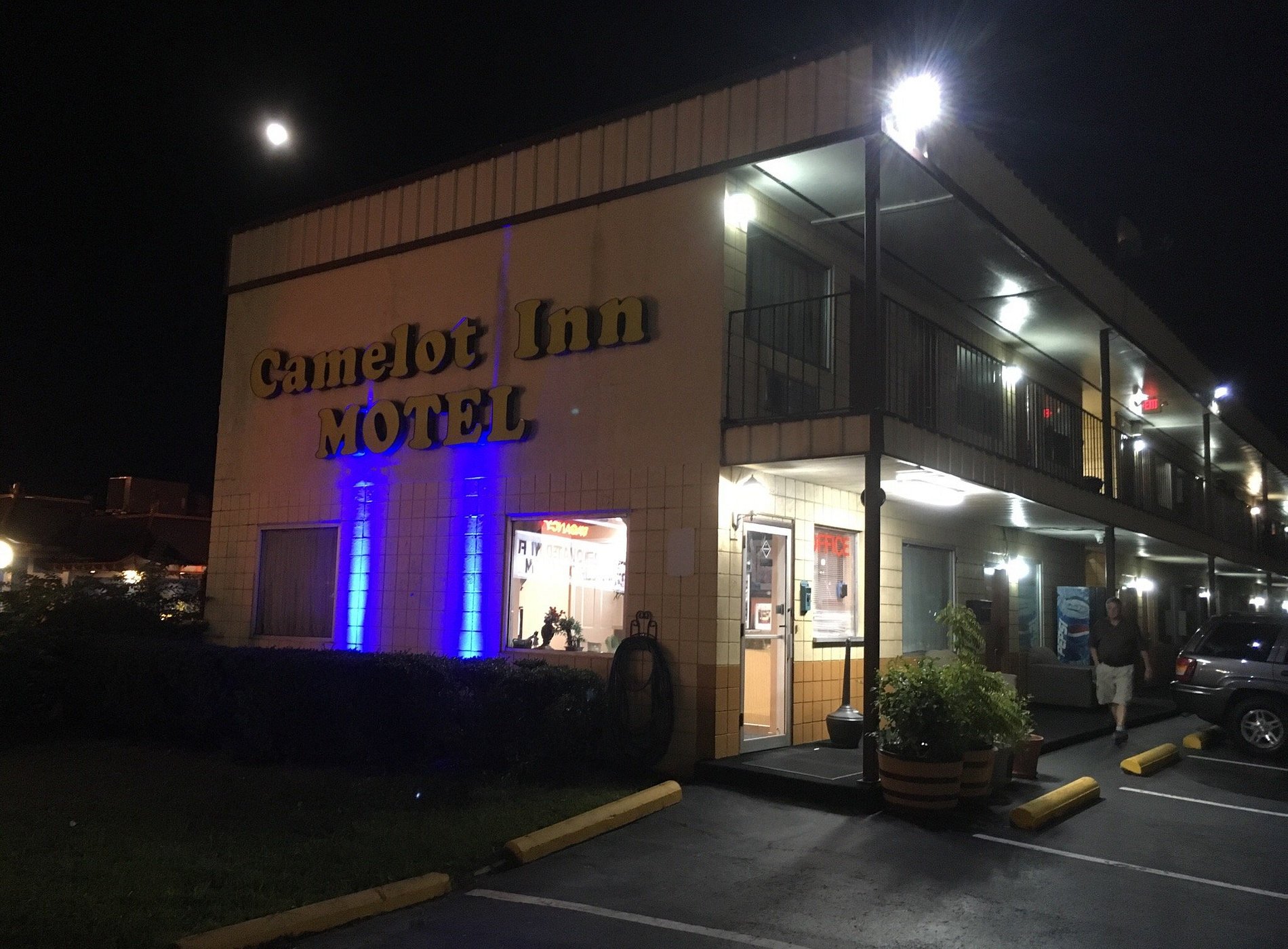 Camelot Inn — photo 1