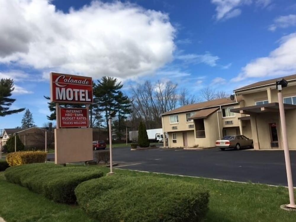 Colonade Motel — photo 1