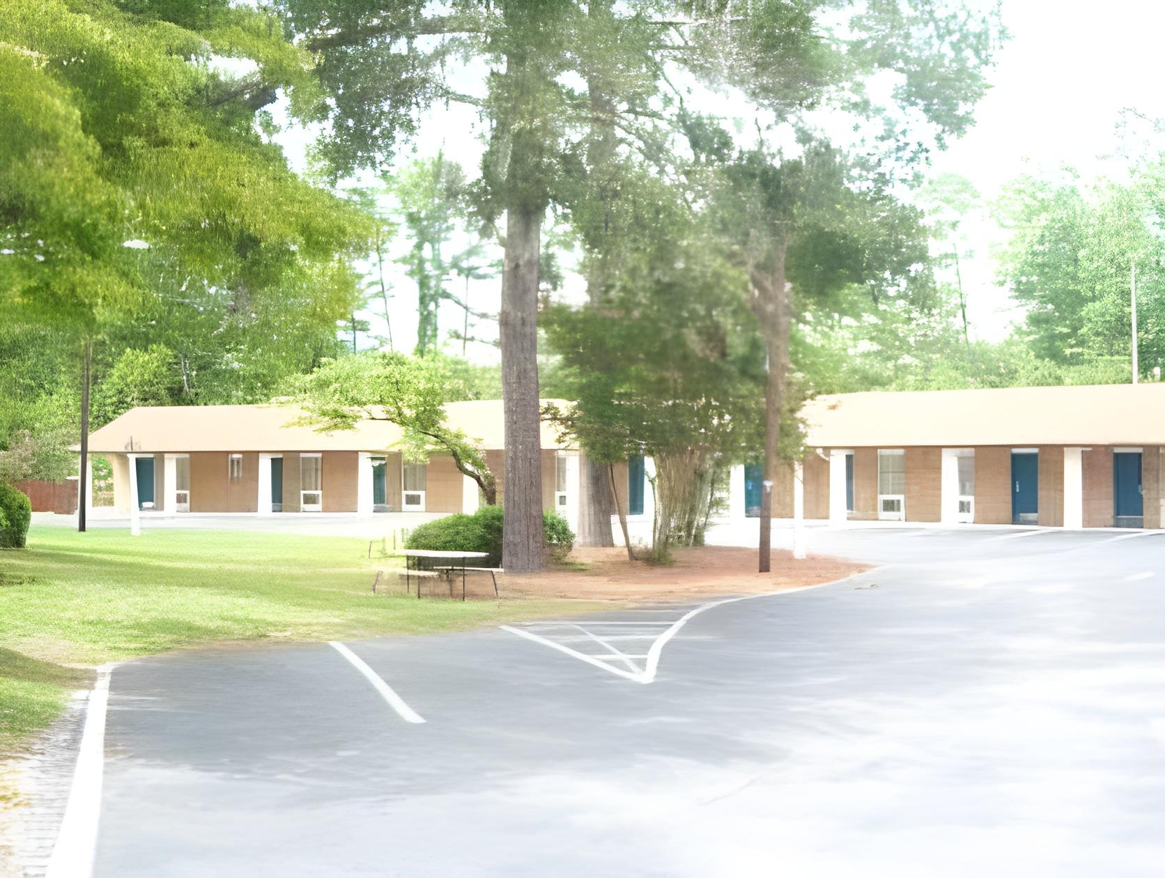 Azalea Inn & Suites — photo 1
