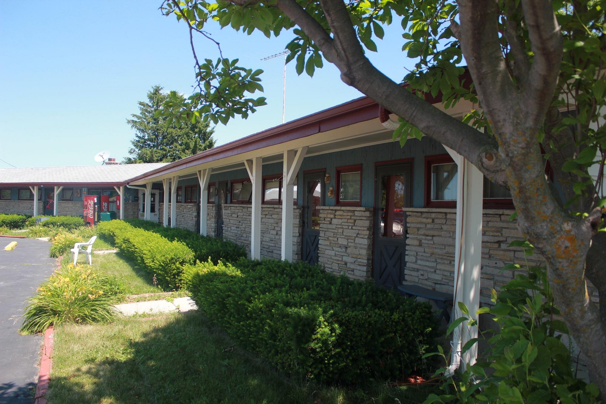Random Lake Motel — photo 1