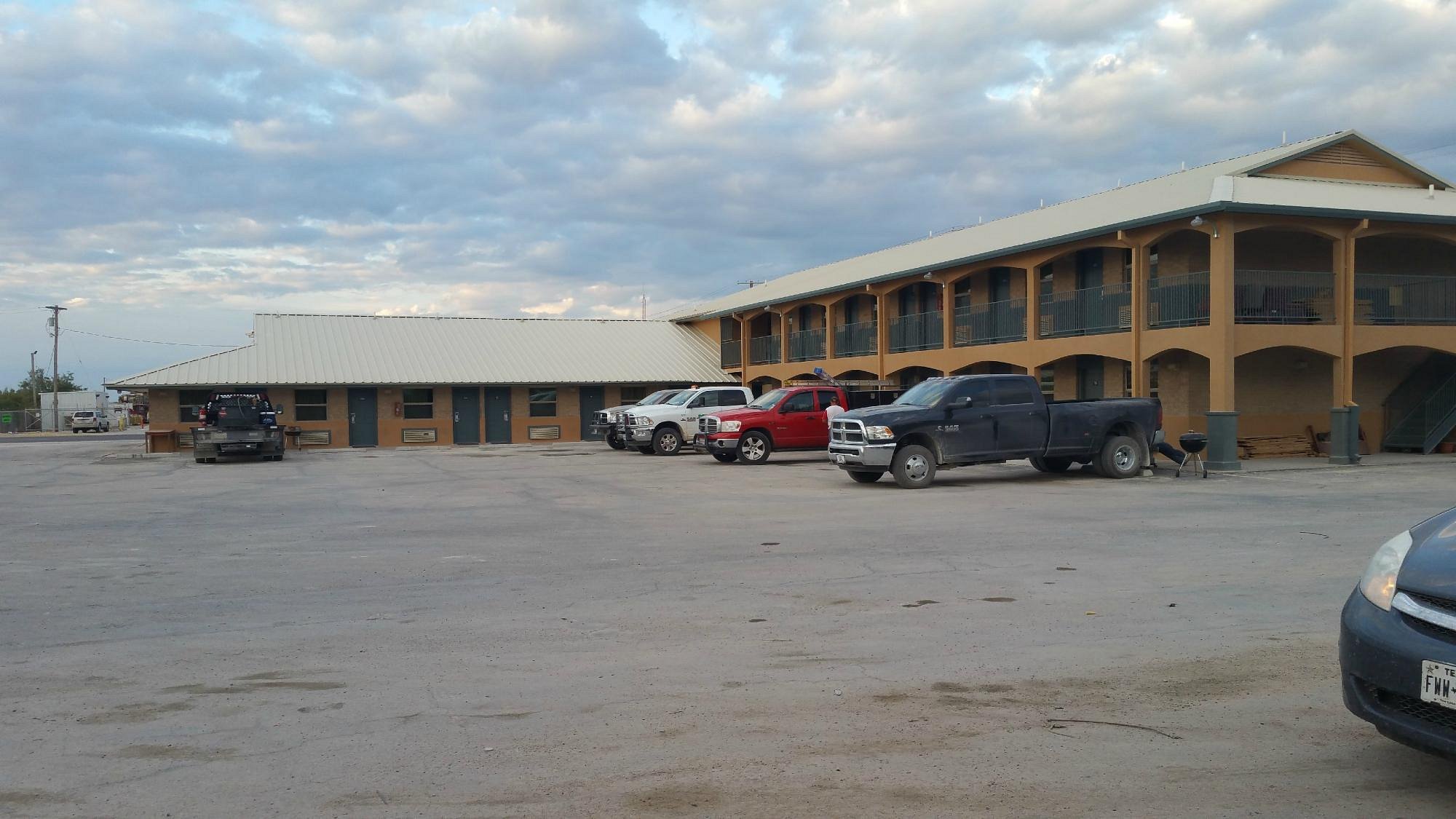 Derrick Inn Motel — photo 1