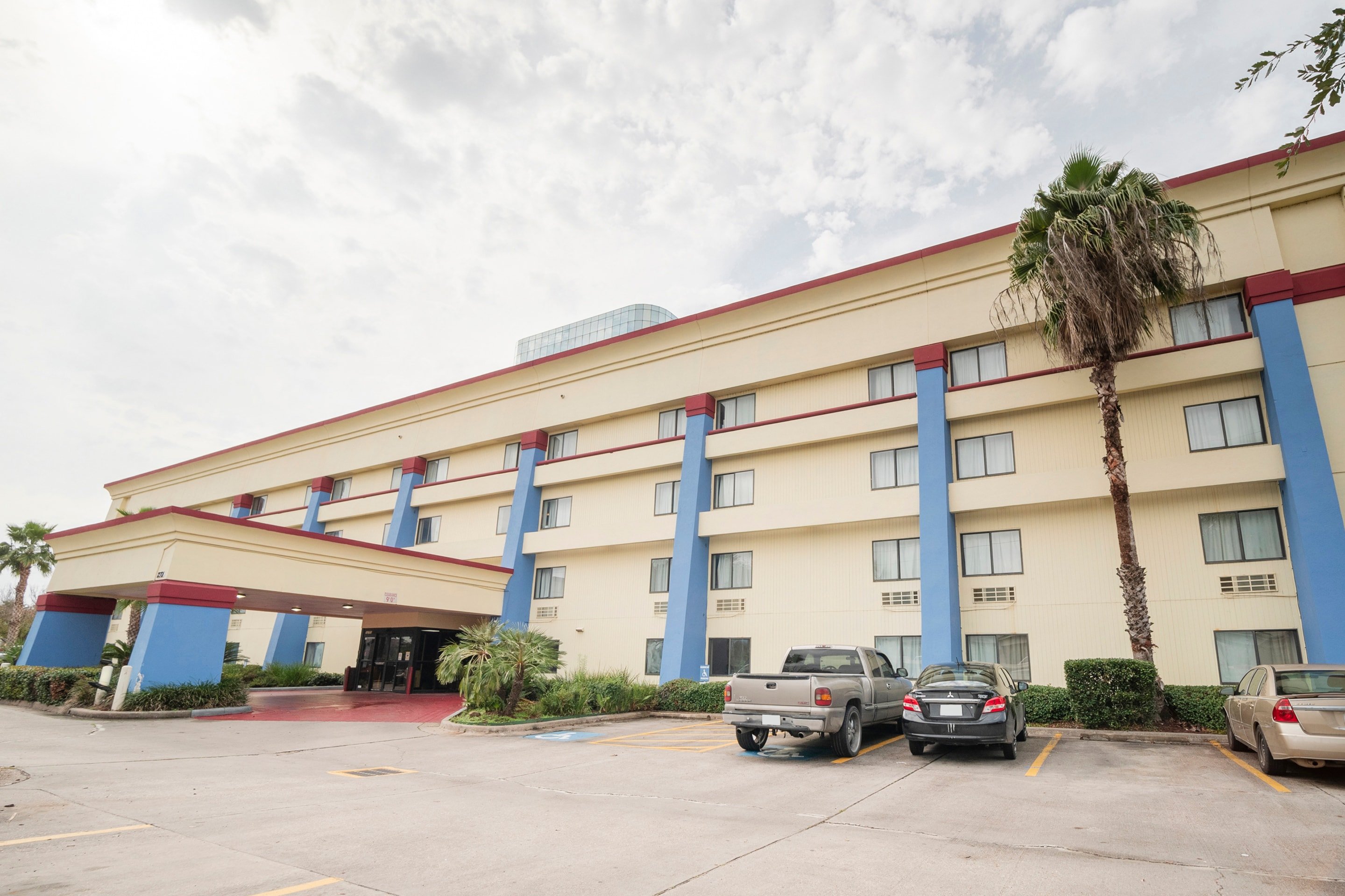 Houston Hotel — photo 1